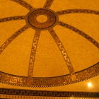 Zolotaja mozaika na kupol'nom potolke tureckoj bani